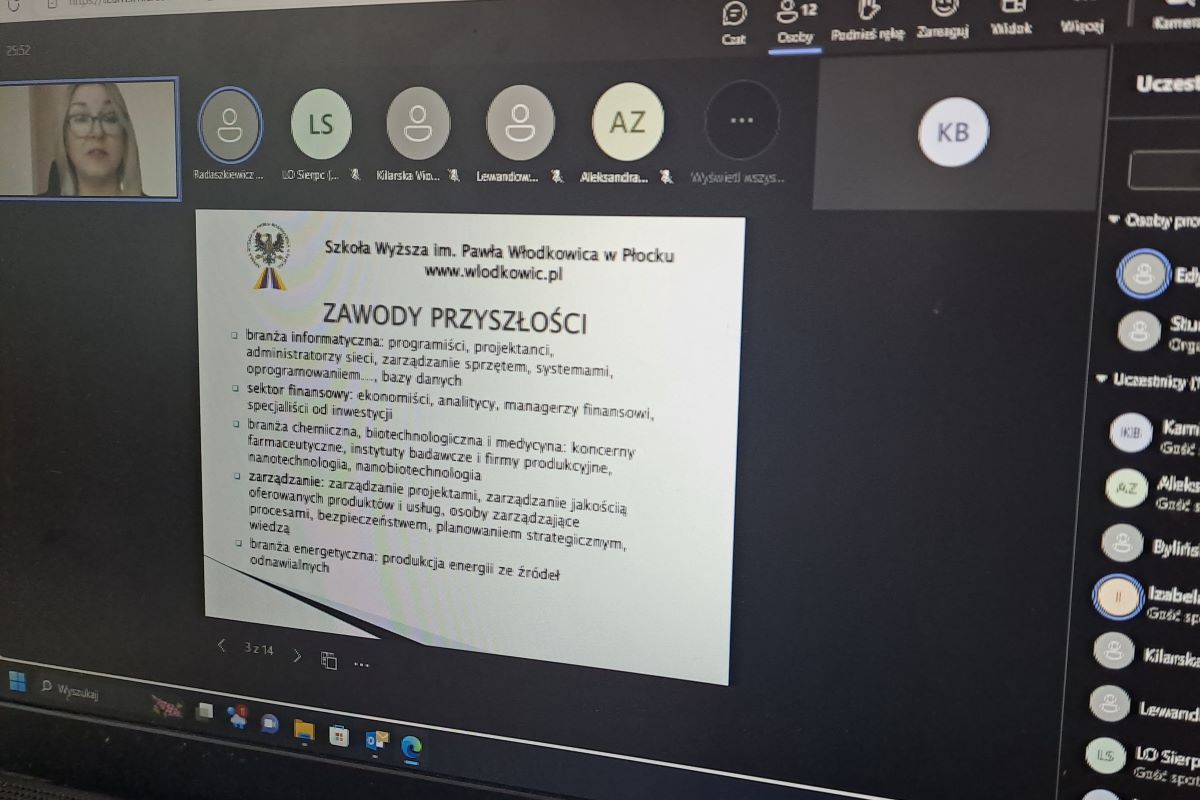 Kard z webinaru, w centralnej części slajd, po bokach ikony oraz zdjęcie prowadzącego