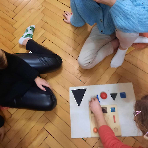 Studentki pedagogiki korzystają z pomocy Montessori w warunkach domowych
