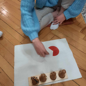 Studentki pedagogiki korzystają z pomocy Montessori w warunkach domowych