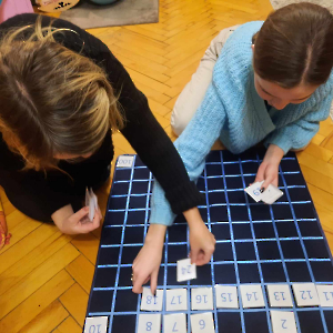 Studentki pedagogiki korzystają z pomocy Montessori w warunkach domowych
