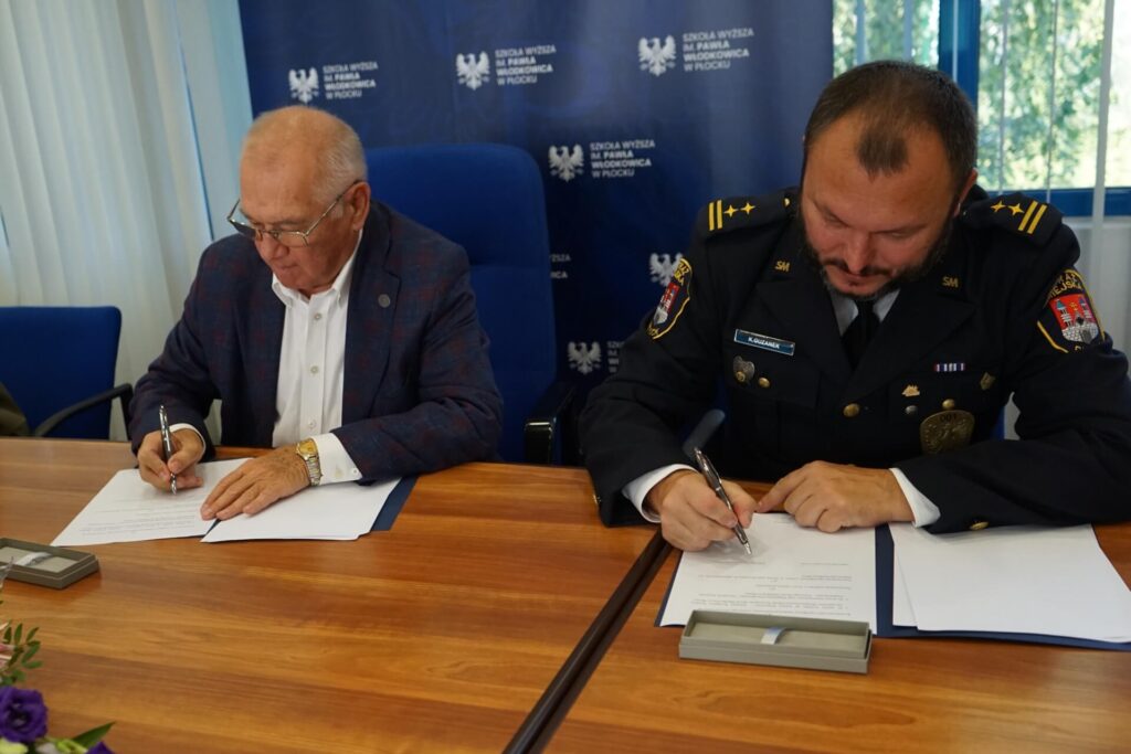 Podpisanie umowy przez przedstawiciela straży miejskiej
