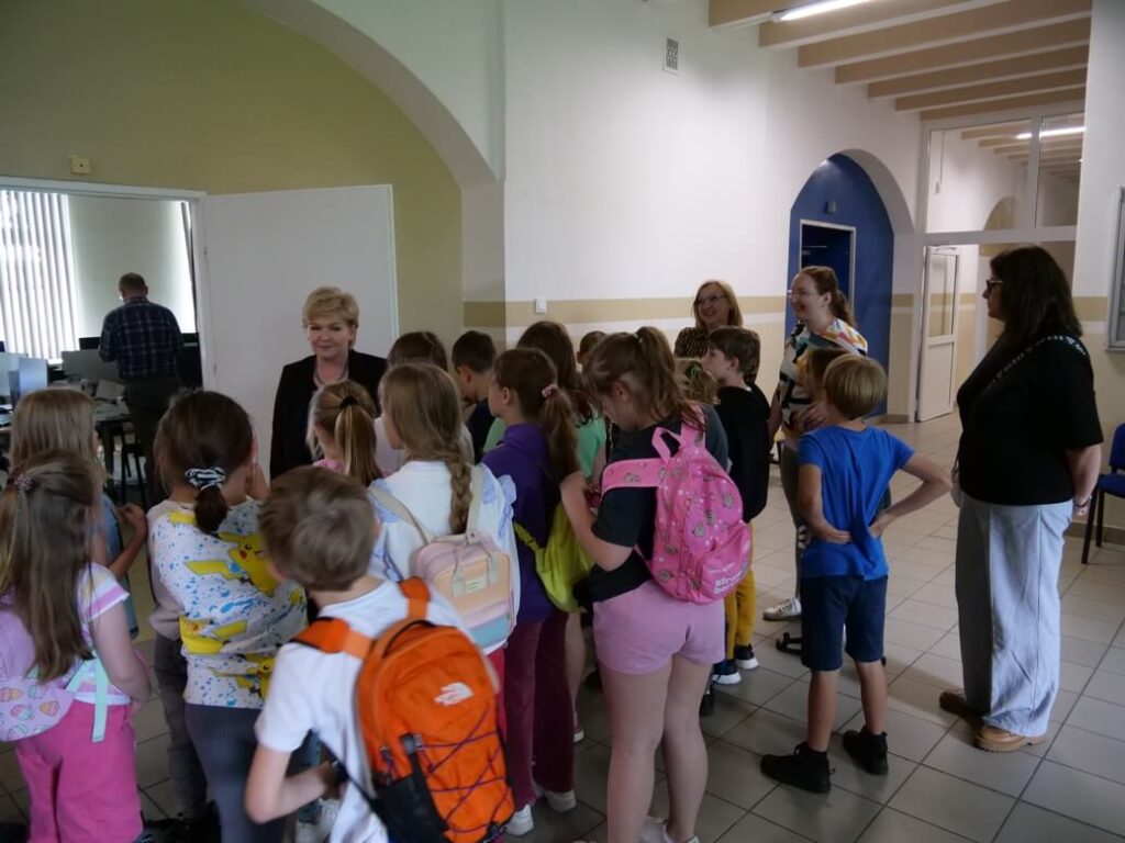 Uczniowie zwiedzają uczelnię