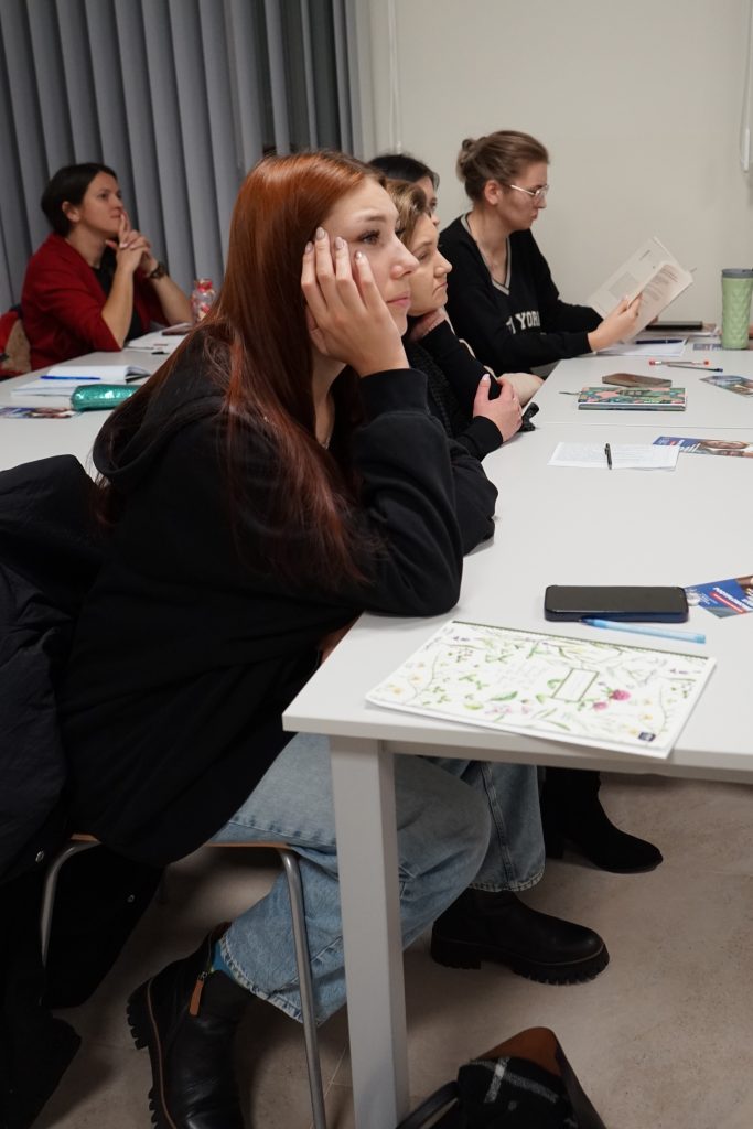 Uczestnicy szkolenia siedzący w ławkach