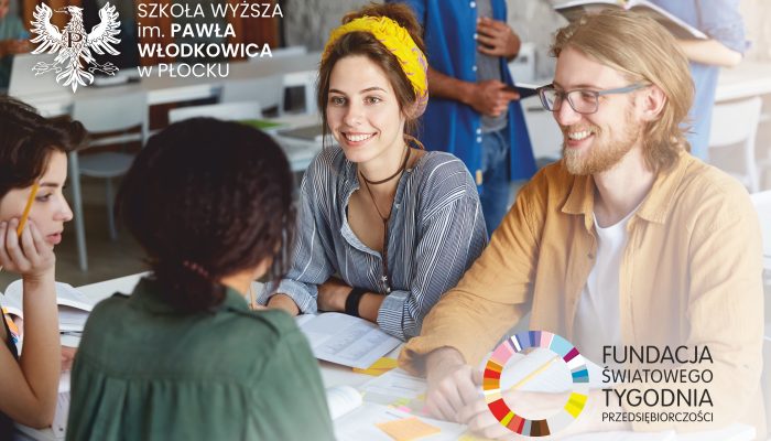 Uśmiechnięci młodzi ludzie siedzą naprzeciwko siebie przy stole