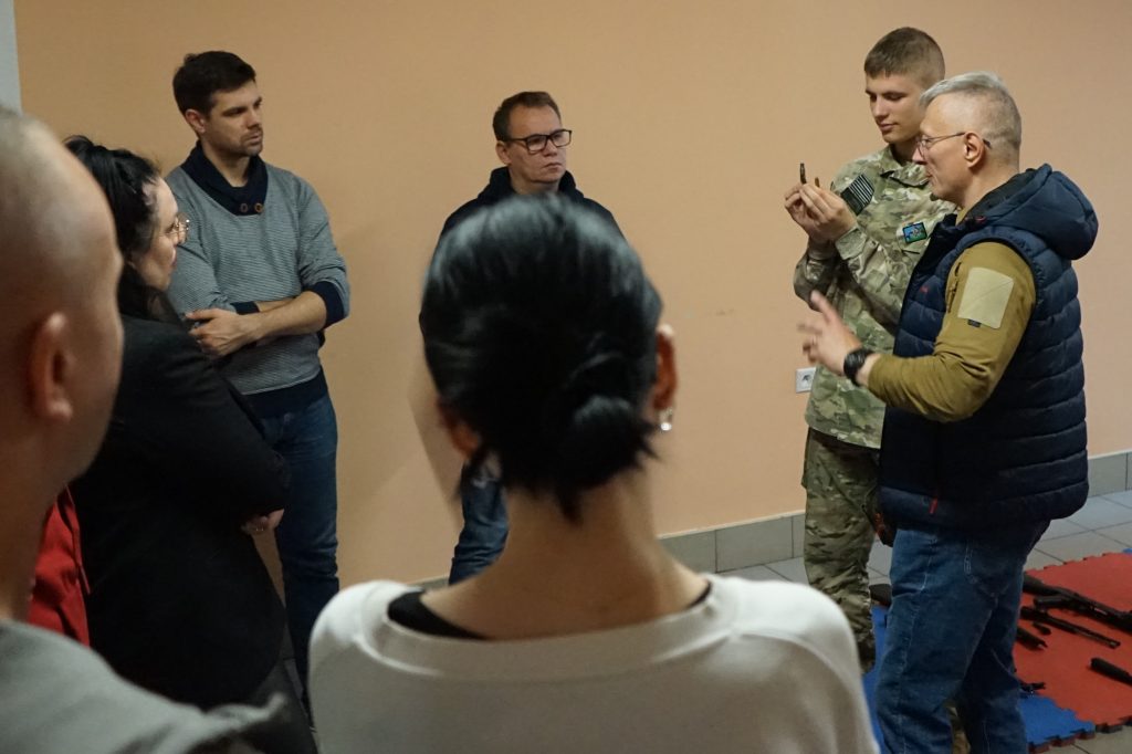 Grupa osób stojących w kółku