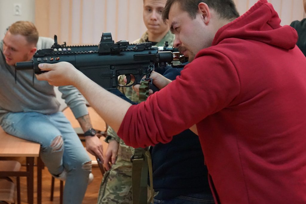 mężczyzna celujący z karabinu