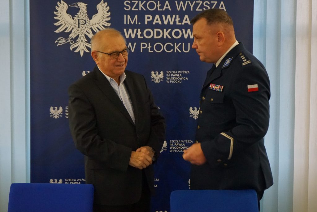 Podpisanie porozumienia. Od lewej strony Rektor Kruszewski o raz
Komendant Szymański