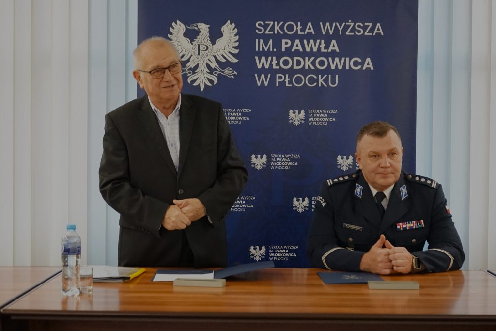 Podpisanie porozumienia. Od lewej strony Rektor Kruszewski o raz
Komendant Szymański