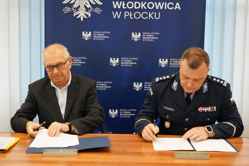 Podpisanie porozumienia. Od lewej strony Rektor Kruszewski o raz
Komendant Szymański