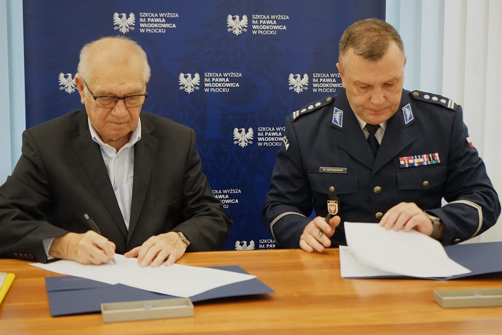 Podpisanie porozumienia. Od lewej strony Rektor Kruszewski o raz
Komendant Szymański