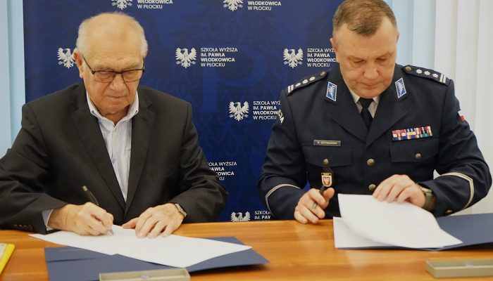 Podpisanie porozumienia. Od lewej strony Rektor Kruszewski o raz Komendant Szymański