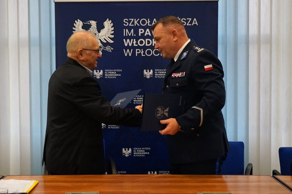 Podpisanie porozumienia. Od lewej strony Rektor Kruszewski o raz
Komendant Szymański