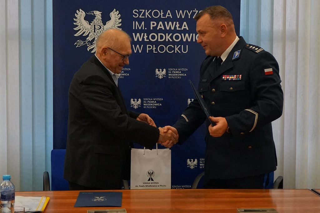 Podpisanie porozumienia. Od lewej strony Rektor Kruszewski o raz
Komendant Szymański