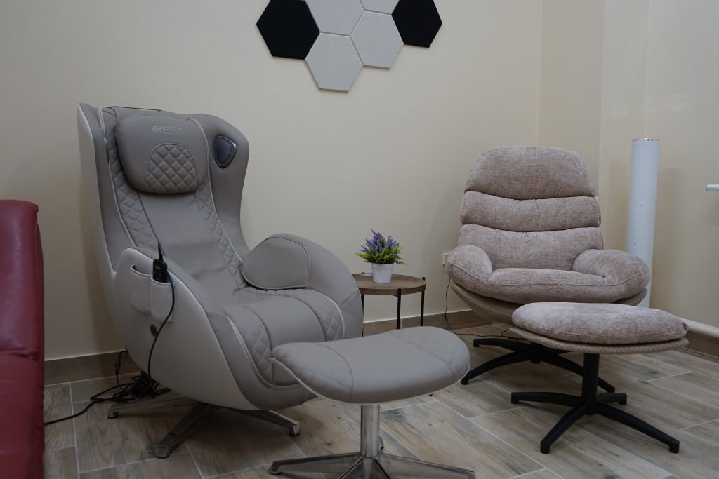 Pokój wyciszeń - pomieszczenie z meblami