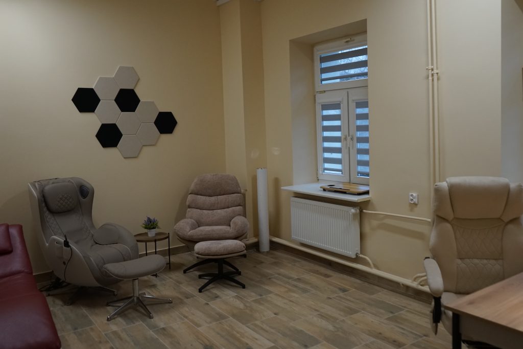 Pokój wyciszeń - pomieszczenie z meblami