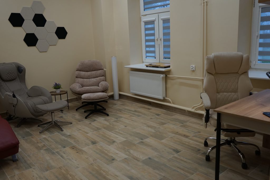 Pokój wyciszeń - pomieszczenie z meblami