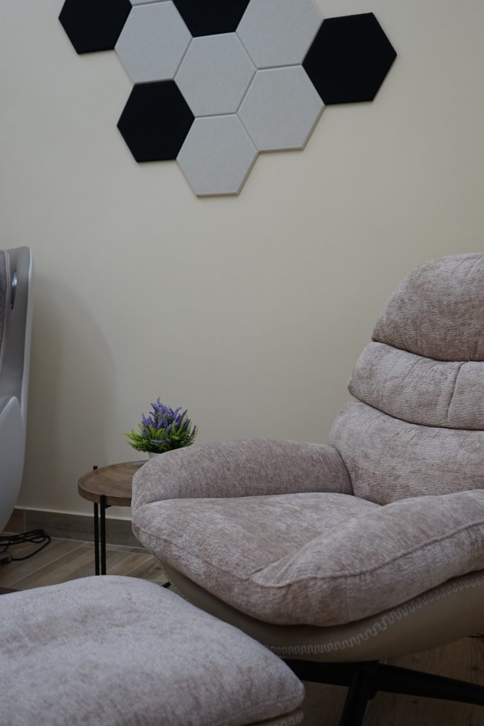 Pokój wyciszeń - pomieszczenie z meblami