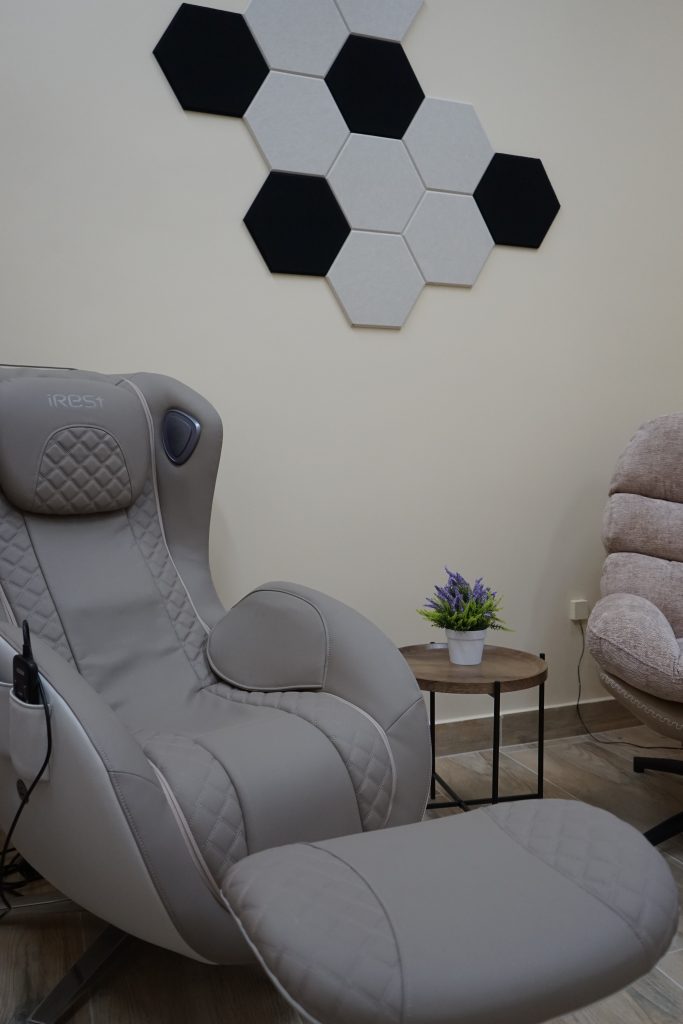 Pokój wyciszeń - pomieszczenie z meblami