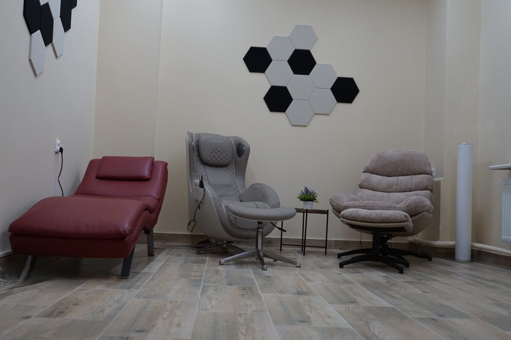 Pokój wyciszeń - pomieszczenie z meblami