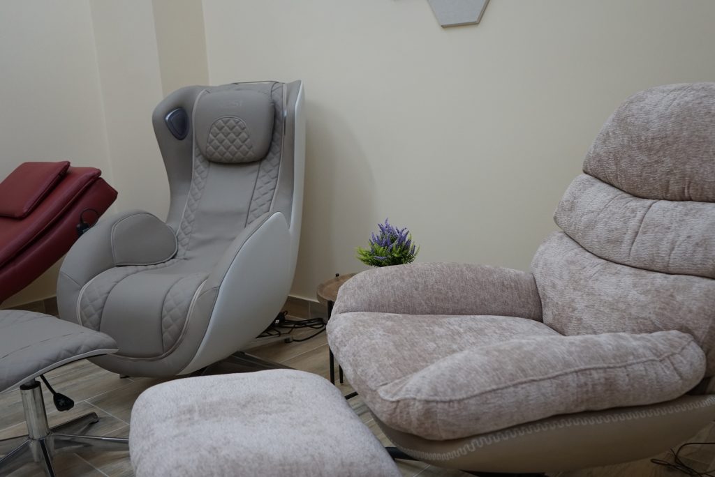 Pokój wyciszeń - pomieszczenie z meblami