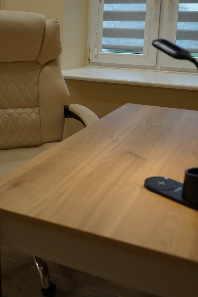 Pokój wyciszeń - pomieszczenie z meblami