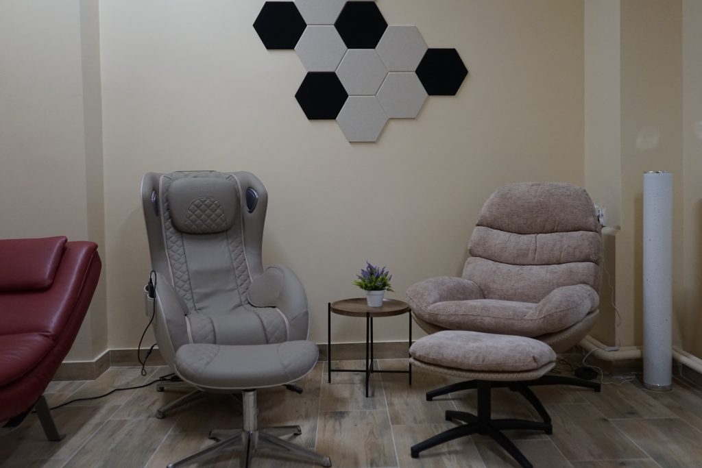 Pokój wyciszeń - pomieszczenie z meblami