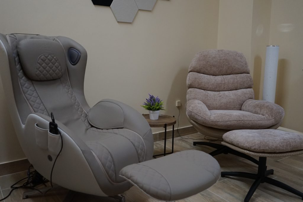 Pokój wyciszeń - pomieszczenie z meblami