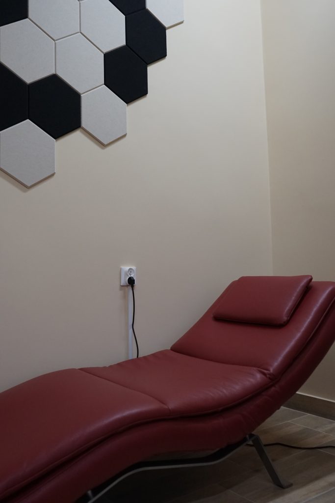 Pokój wyciszeń - pomieszczenie z meblami