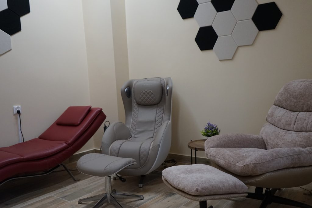 Pokój wyciszeń - pomieszczenie z meblami