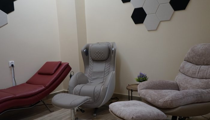 Pokój wyciszeń - pomieszczenie z meblami