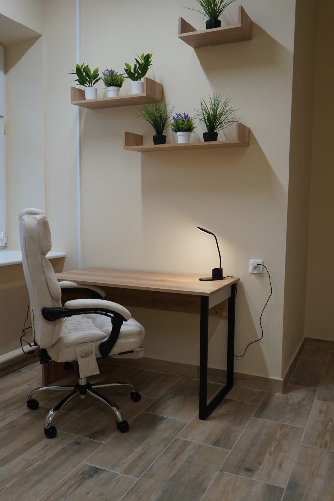 Pokój wyciszeń - pomieszczenie z meblami