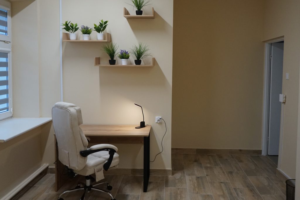 Pokój wyciszeń - pomieszczenie z meblami