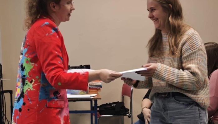 Prowadząca szkolenie wręcza certyfikat uczestniczce