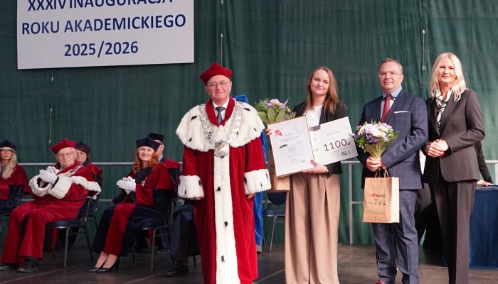 34. inauguracja roku akademickiego. Wręczenie na scenie nagrody w 20. edycji Dyplomu dla Płocka