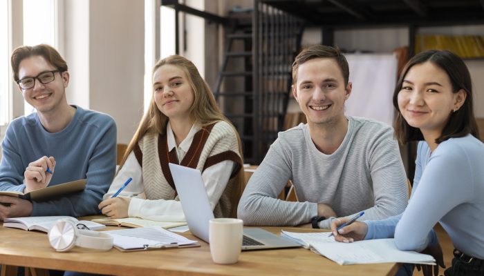Cztery osoby siedzą przy stole