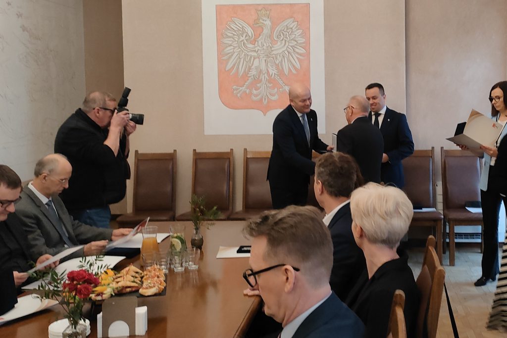 Wręczenie medalu z okazji 200lecia płockiego Ratusza