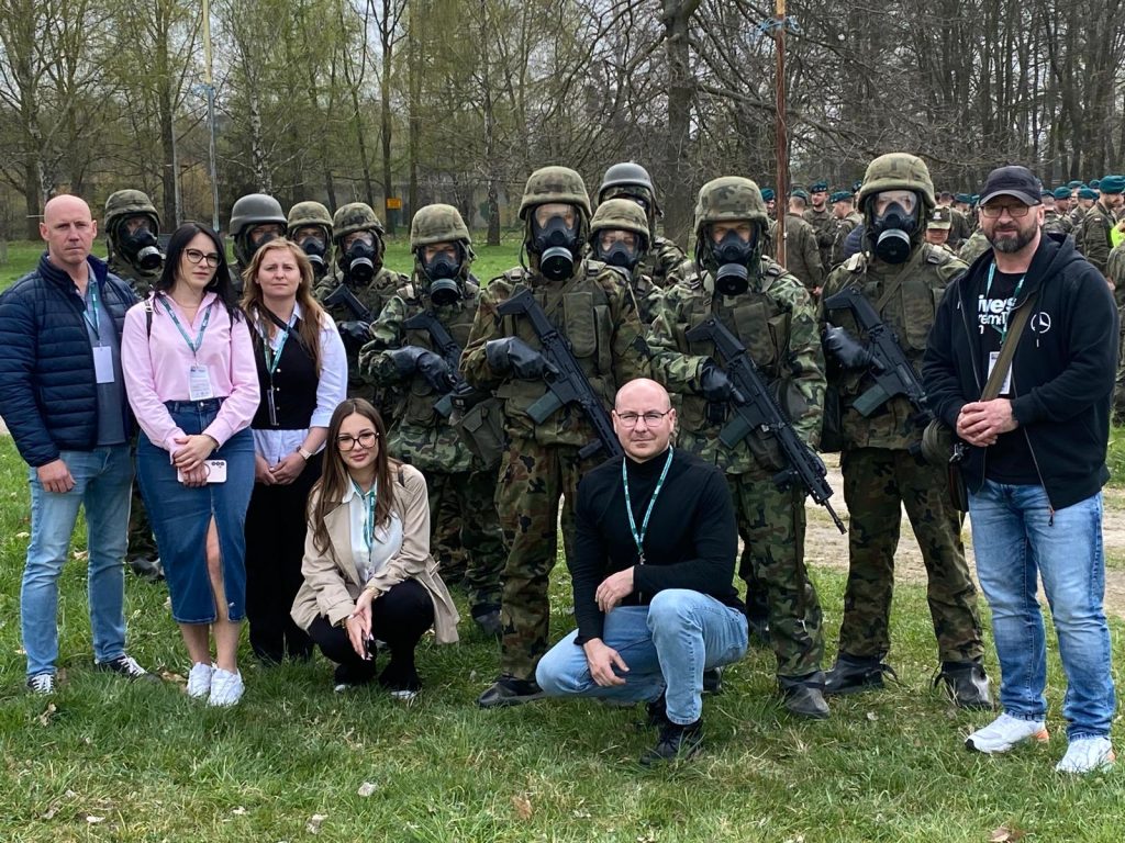 Studenci Bezpieczeństwa narodowego z grupą wojskowych