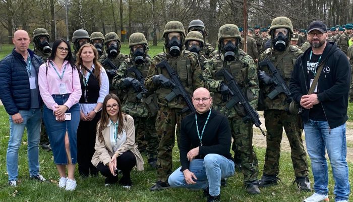 Studenci Bezpieczeństwa narodowego z grupą wojskowych