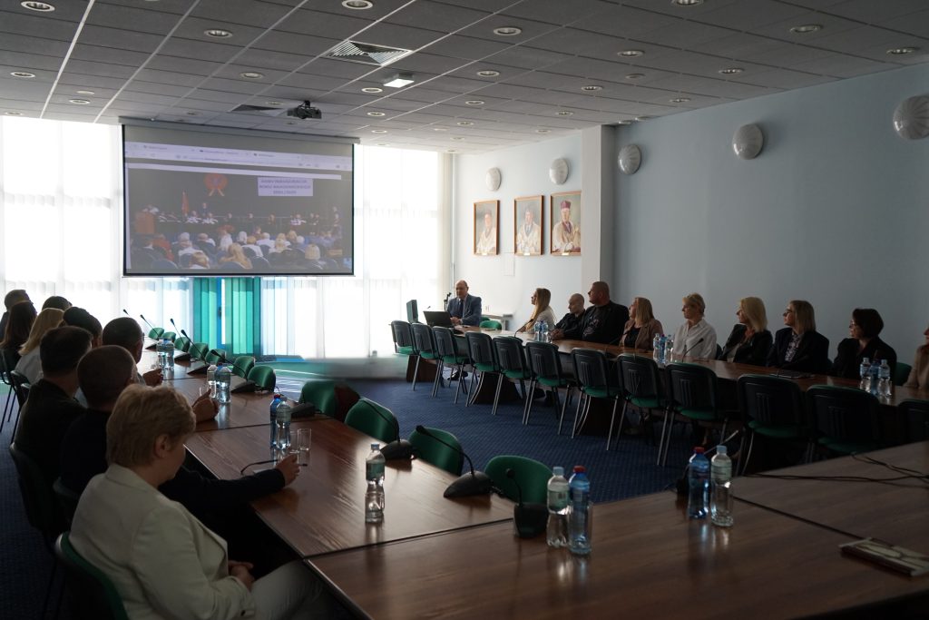 Uczestnicy spotkania, wystąpienie dra Roberta Żaka