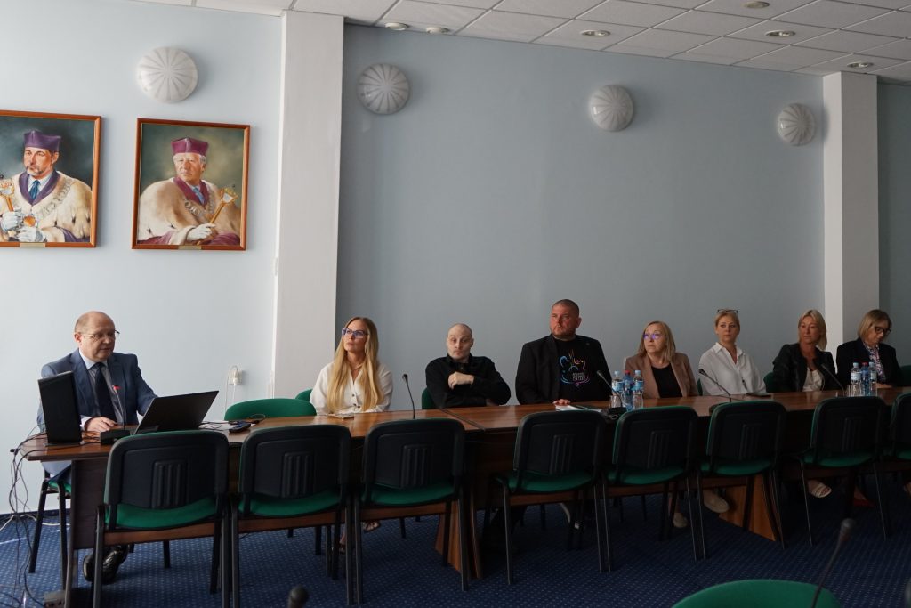 Uczestnicy spotkania, wystąpienie dra Roberta Żaka