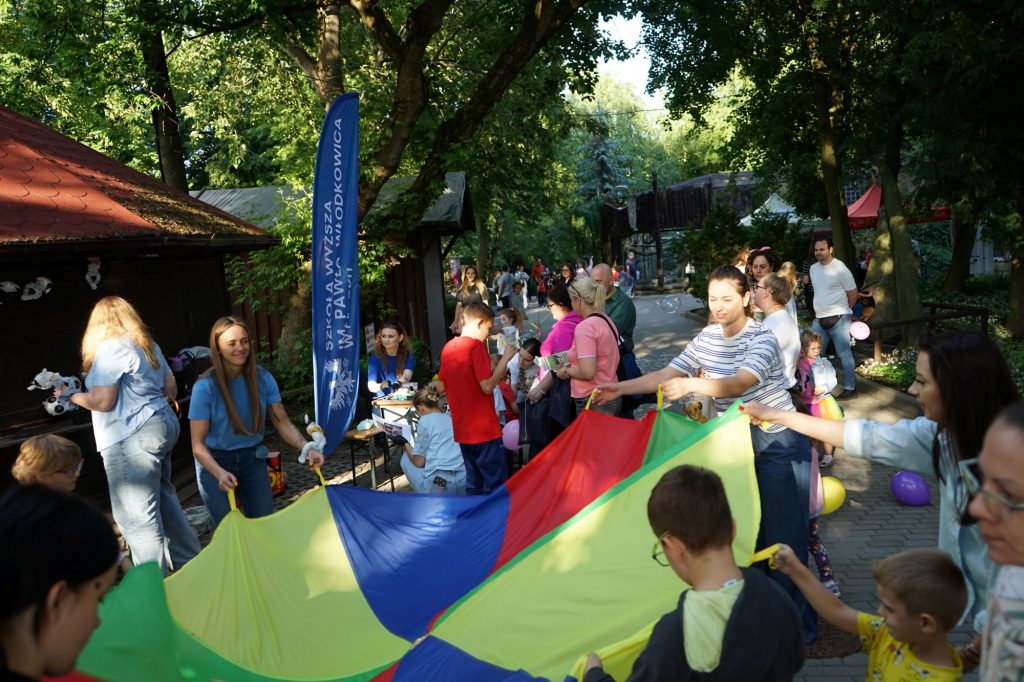 Uczestnicy wieczoru marzeń, wielokolorowa chusta animacyjna