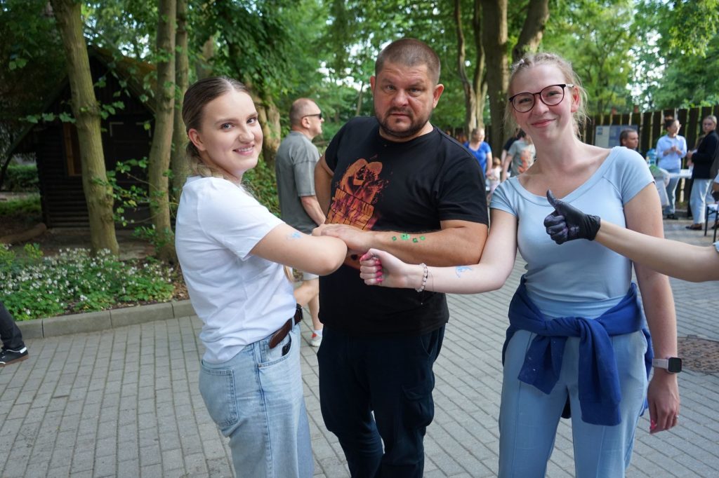 dr Daniel Korzan w towarzystwie dwóch studentek