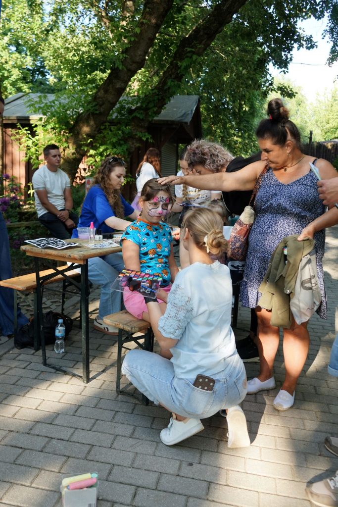 Uczestnicy wieczoru marzeń, malowanie twarzy