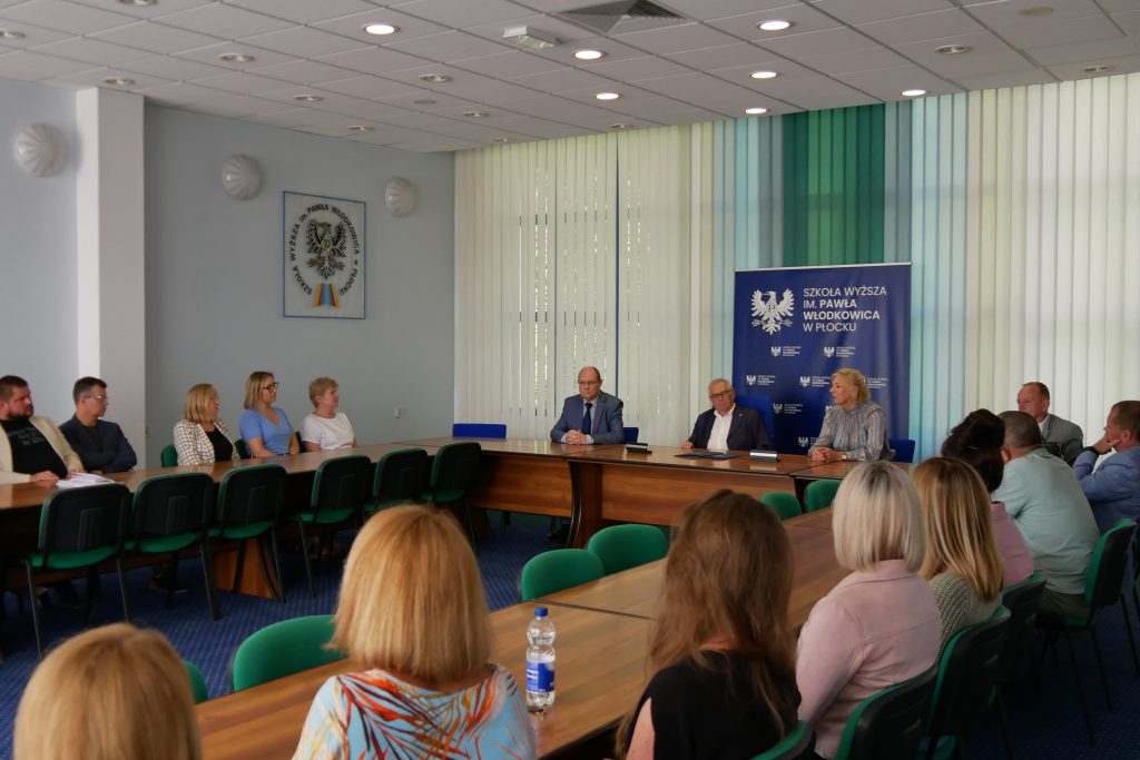 Sala Senatu, uczestnicy spotkania siedzą przy stole ustawionym w kształcenie podkowy