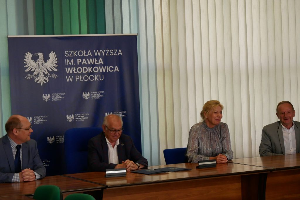 Prorektor Żak, Rektor Kruszewski, Renata Nych, Jerzy Myszak siedząc za stołem prezydialnym