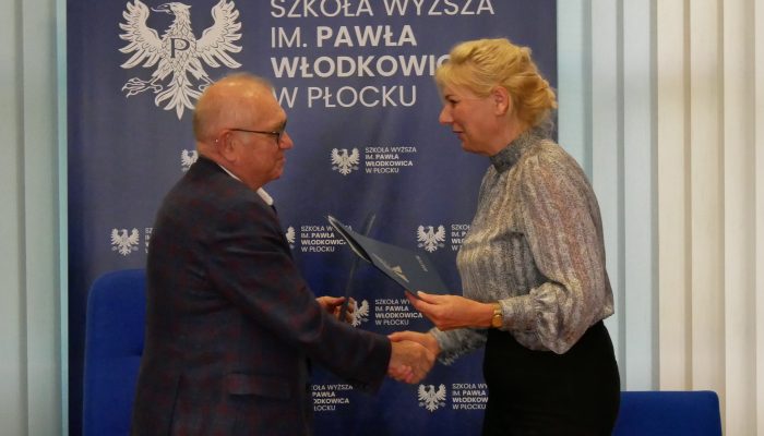 Rektor Kruszewski oraz Renata Nych wymieniają się podpisanymi dokumentami
