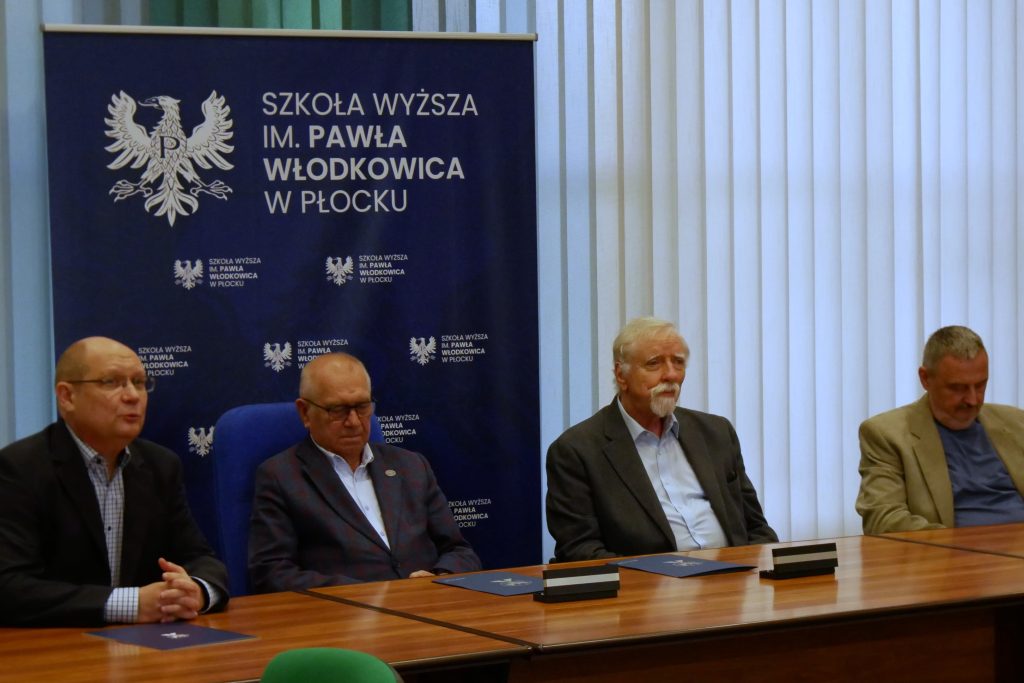 R. Żak, Z. Kruszewski, W. Kamienieicki, siedzą za stołem prezydialnym