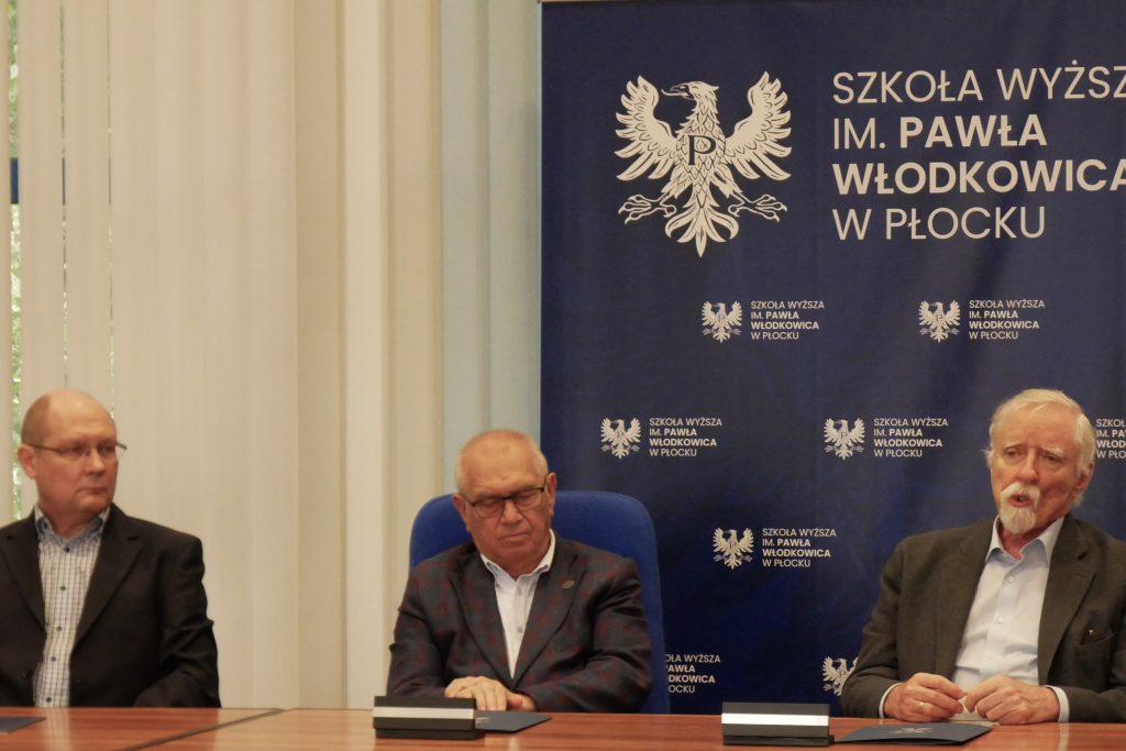 R. Żak, Z. Kruszewski, W. Kamienieicki, W. Nowysz siedzą za stołem prezydialnym