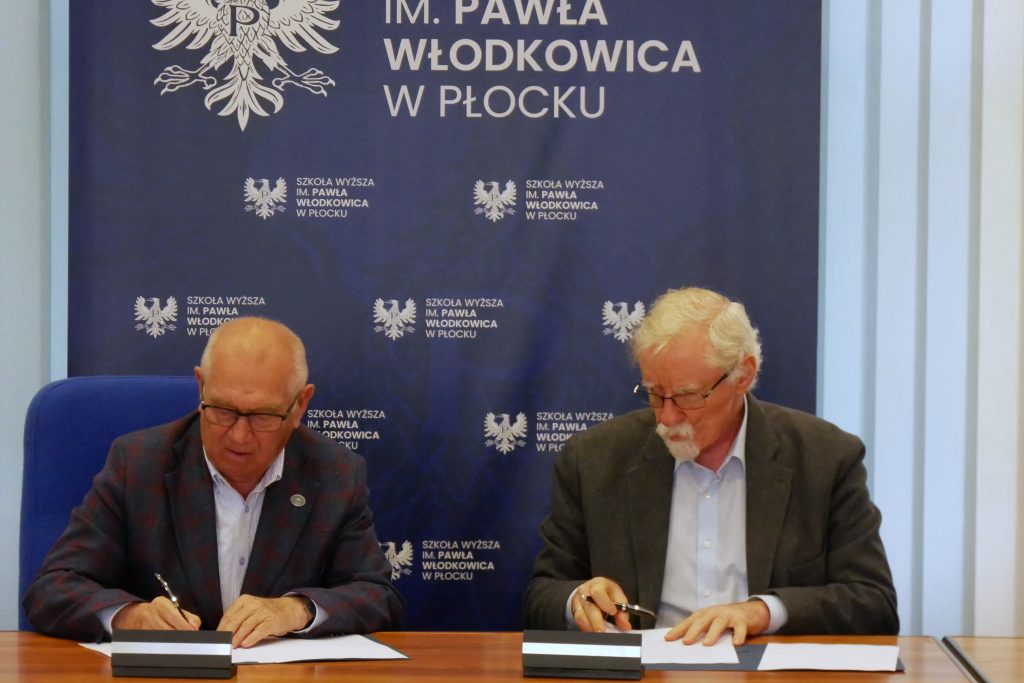 Rektor Kruszewski oraz W. Kamieniecki podpisują porozumienie