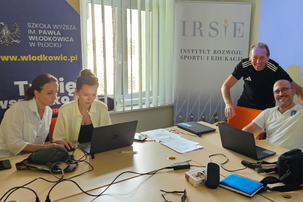 Uczestnicy spotkania w sali szkoleniowej